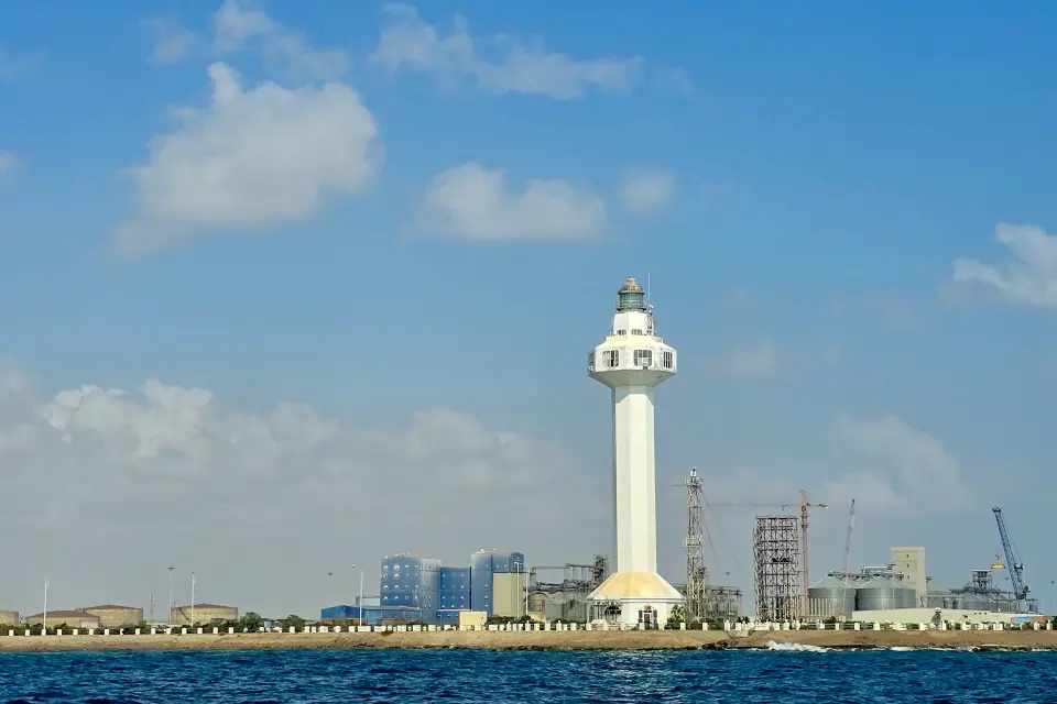 أحد الفنارات على مدخل الميناء