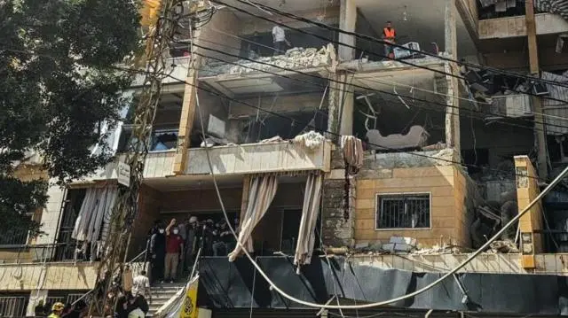 صورة لواجهة مبنى متضرر 