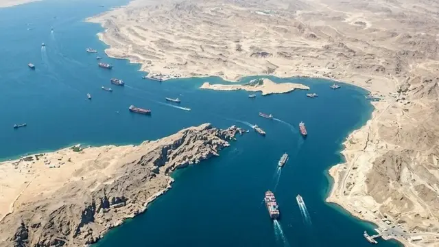 سفن تعبر مضيق هرمز بين سلطنة عمان وإيران