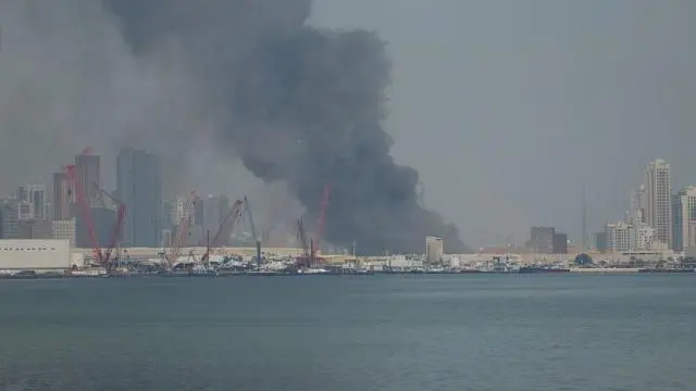تصاعد الدخان من المقر الرئيسي للأسطول الخامس للبحرية الأميركية في العاصمة البحرينية المنامة بعد ضربة صاروخية إيرانية في 28 فبراير/شباط 2026، رداً على هجمات أميركية-إسرائيلية.