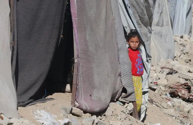 طفلة فلسطينية نازحة في مخيم في خان يونس جنوب قطاع غزة، 18 يونيو/حزيران 2026