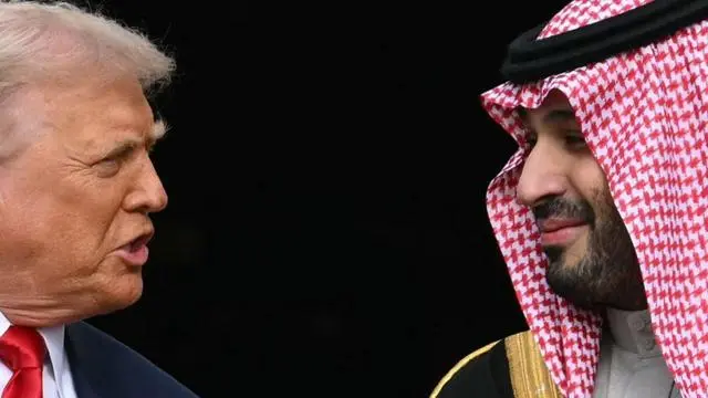 الرئيس الأمريكي دونالد ترامب (يسار) وولي العهد السعودي الأمير محمد بن سلمان