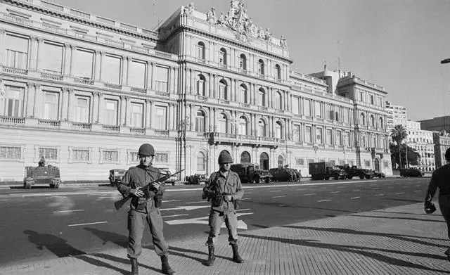 صورة تعود لـ 24 مارس من عام 1976 لجنود يرتدون كامل معداتهم الحربية يقفون أمام القصر الرئاسي (كاسا روسادا) في بيونس آيرس عاصمة الأرجنتين بعد أن قام مجلس عسكري، مؤلف من قادة القوات المسلحة الثلاثة، بالإطاحة بإيزابيل بيرون من السلطة