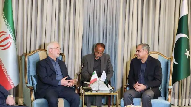 صورة صادرة عن وزارة الداخلية الباكستانية تُظهر وزير الداخلية الإيراني إسكندر مومني (يسار) يتحدث مع نظيره الباكستاني محسن نقوي (يمين) لدى وصوله إلى إسلام آباد، باكستان، في 20 يوليو/تموز 2026. 