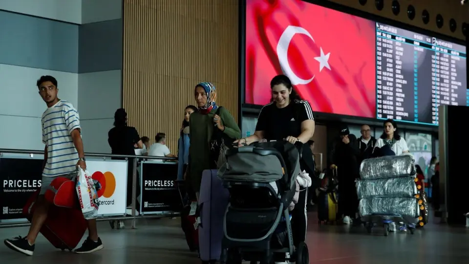 مأساة إنسانية في مطار إسطنبول: شاب سوداني يعيش 'فيلم المحطة' منذ أشهر