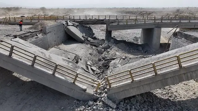 صورة تظهر جسراً مدمراً في محافظة هرمزغان بجنوب إيران، انشطر إلى جزأين.