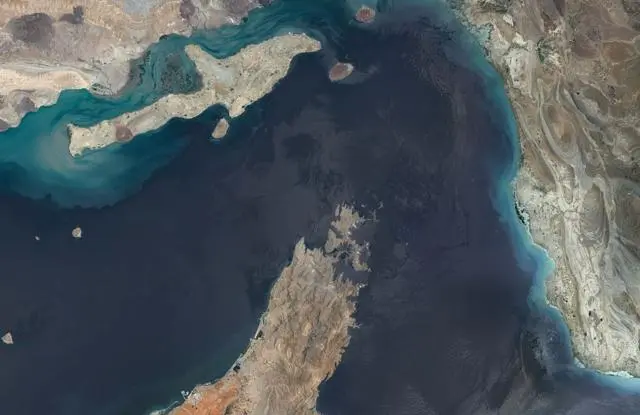 يبقى مضيق هرمز، الذي تمر عبره نحو خمس إمدادات النفط والغاز الطبيعي المسال في العالم، أحد أبرز ملفات التفاوض بين الولايات المتحدة وإيران، وسط خلاف على الرسوم ومسارات الملاحة بعد الحرب.