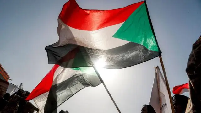 تجمّع أعضاء من فصيل المقاومة الشعبية الموالي للجيش السوداني في مسيرةٍ لدعم موقف الجيش في دارفور وكردفان وولاية النيل الأزرق، في مديرية الكراري بمدينة أم درمان، المدينة التوأم للعاصمة السودانية، في 30 يونيو/حزيران 2026.