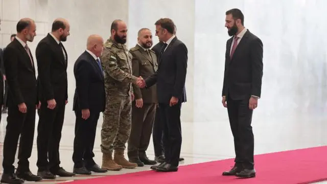 الرئيس الفرنسي إيمانويل ماكرون يلتقي بوفد بينما يستقبل الرئيس السوري المؤقت أحمد الشرع ماكرون في قصر الشعب في دمشق، سوريا، 7 يوليو 2026. رويترز/محمود حسانو