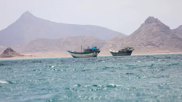 قاربان قبالة الساحل اليمني المطل على مضيق باب المندب
