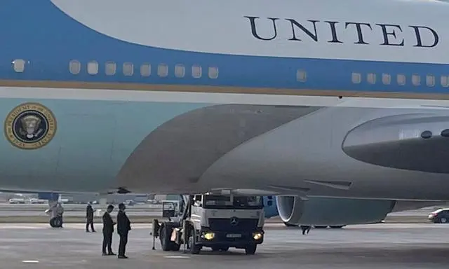 شاحنة طعام متوقفة بجوار طائرة "إير فورس وان" (Air Force One) الرئاسية في مطار أنقرة 