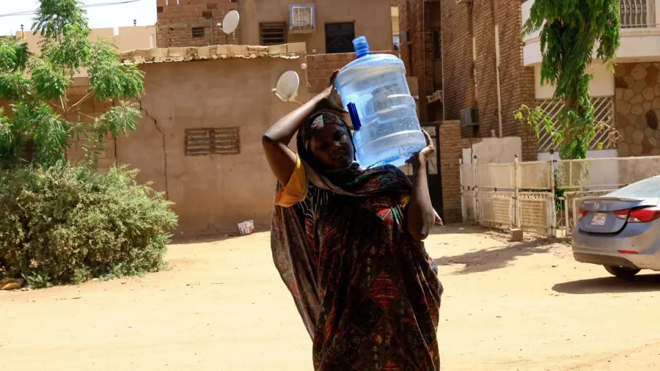 أزمة مياه في السودان وسعر البرميل يصل إلى 25 ألف جنيه