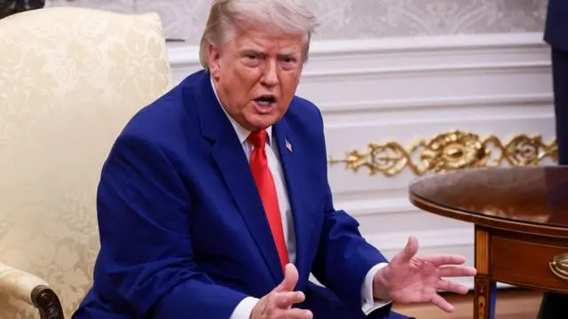 التقى الرئيس الأمريكي دونالد ترامب بالرئيس اللبناني جوزيف عون (غير الظاهر في الصورة) في المكتب البيضاوي بالبيت الأبيض في واشنطن العاصمة، الولايات المتحدة الأمريكية، في 21 يوليو/تموز 2026. 
