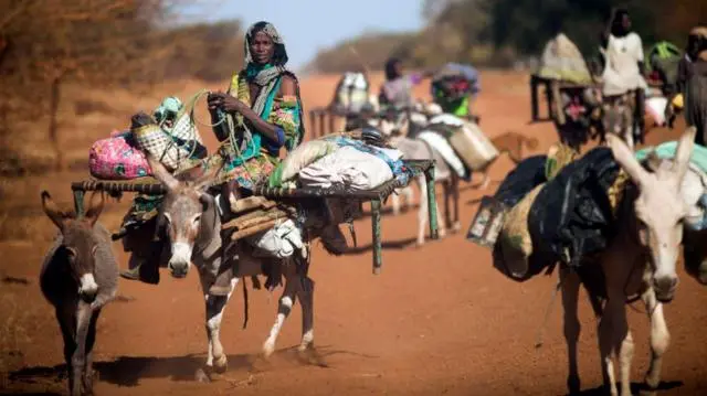 أناس يمتطون الحمير خلال هجرة رعاة المسيرية جنوباً في أبيي، مع حلول موسم الجفاف، في 18 ديسمبر/ كانون الأول 2016 (صورة من الأرشيف).