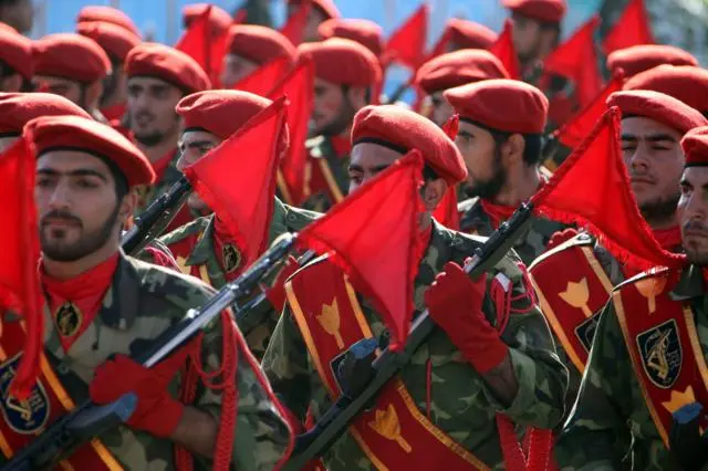 عناصر من الحرس الثوري الإيراني خلال عرض عسكري سنوي في طهران عام 2007، إحياءً لذكرى الحرب الإيرانية العراقية.