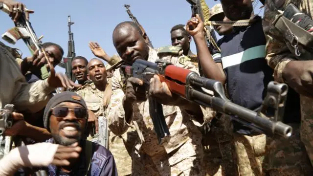 صورة لمجموعة من جنود الجيش السوداني، يحملون السلاح.

