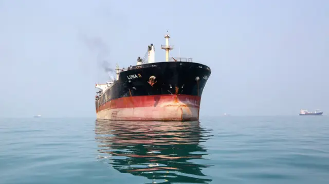ناقلة تعبر مياهاً
